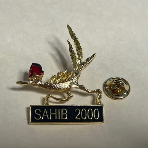Sahib 2000 Roadrunner w/Red Fez Sahib Shriners Lapel Hat Pin Gold 1.5"x1.75" - Picture 3 of 7